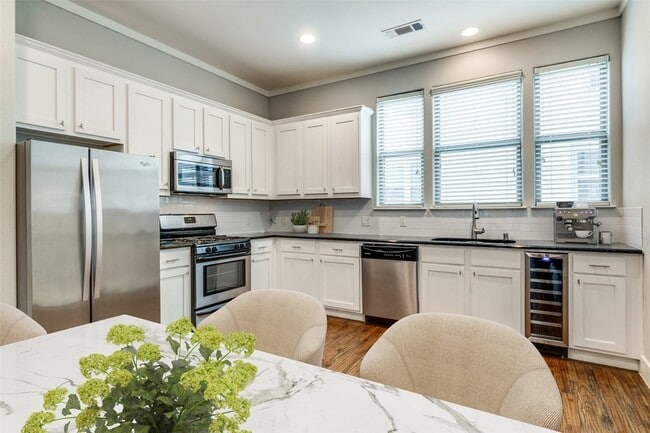 Building Photo - 4323 Dickason Ave