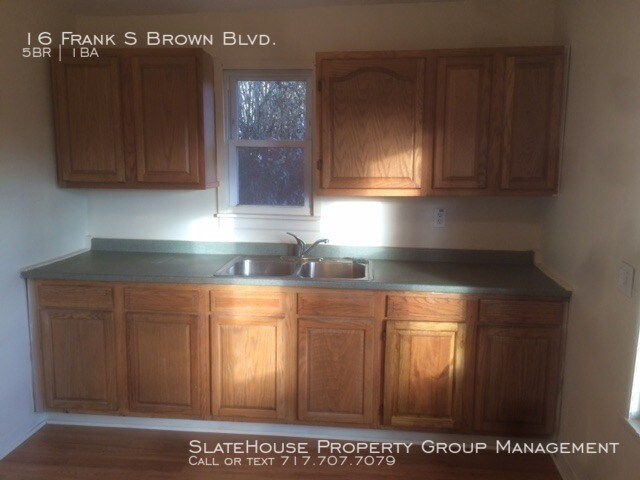 Building Photo - 5 Bedroom Duplex- Plus Extra bonus room