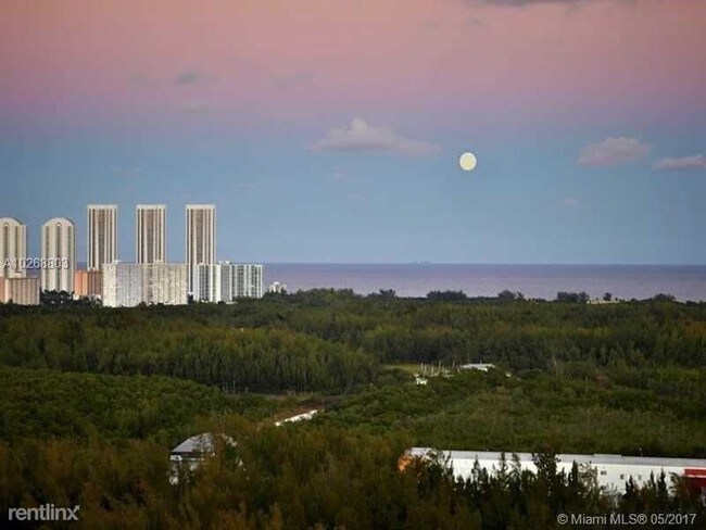 Foto del edificio - 14951 Royal Oaks Ln