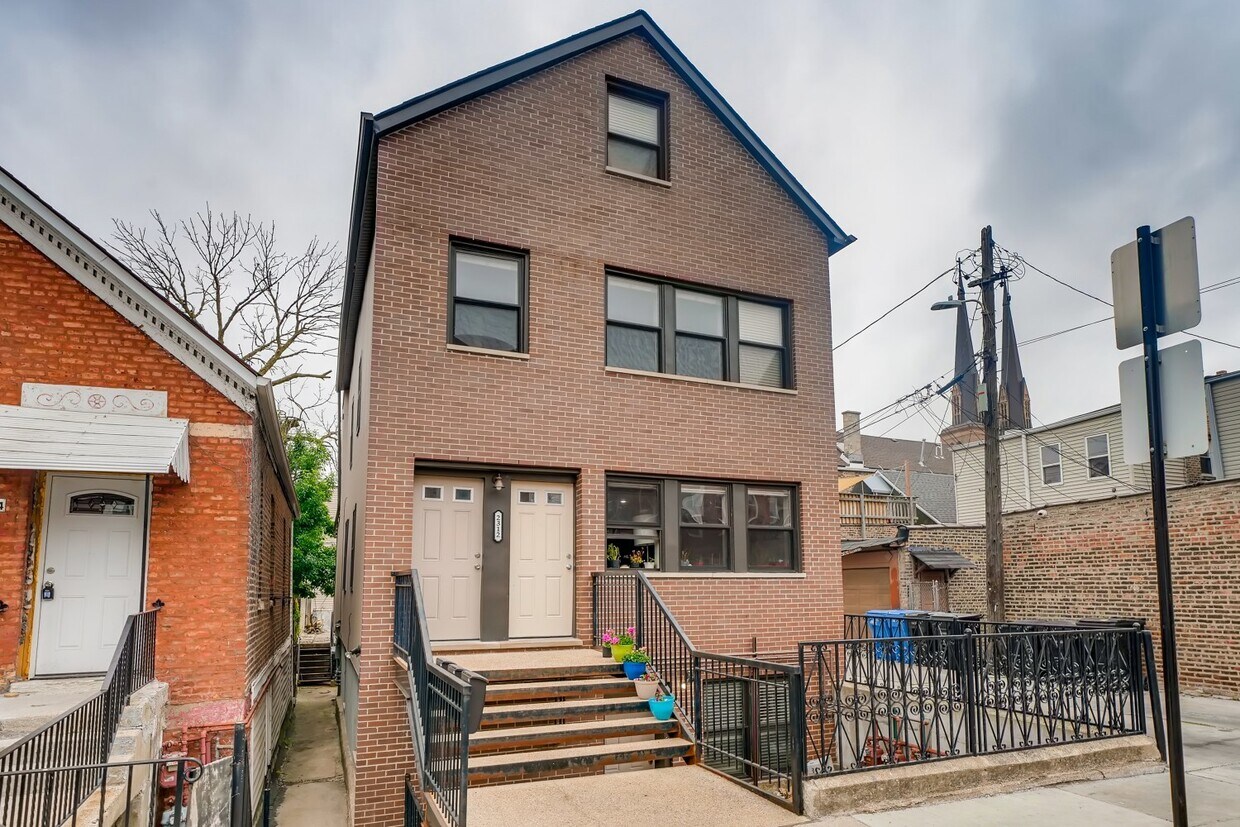 Primary Photo - 2312 S Seeley Ave