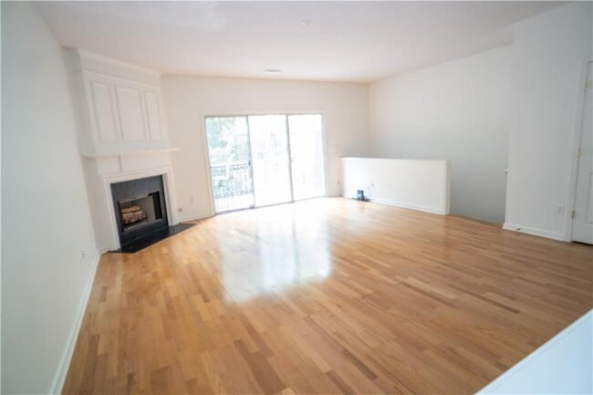 Building Photo - 9155 Nesbit Ferry Rd