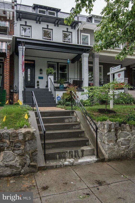 Foto principal - Spacious Three Bedroom Home W/Backyard, Ba...