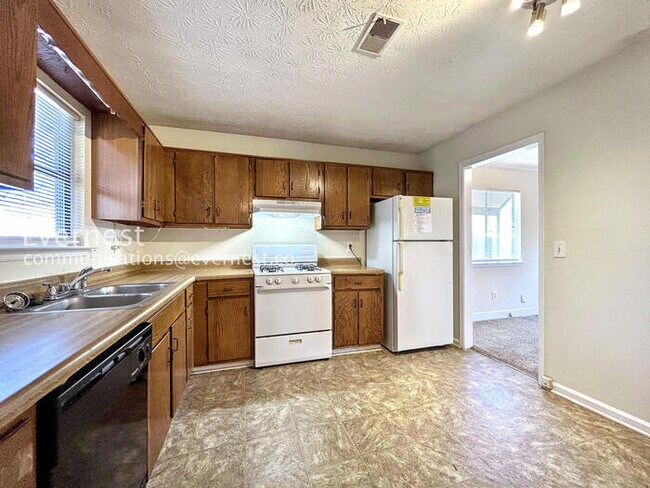 Building Photo - 2 Bed/2 Bath Home with Fenced Yard /Available now!