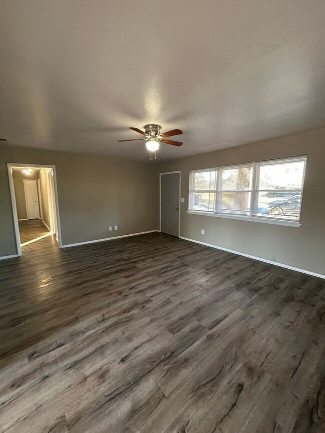 Building Photo - 3-Bedroom, 2-Bath Home in Prime Location!