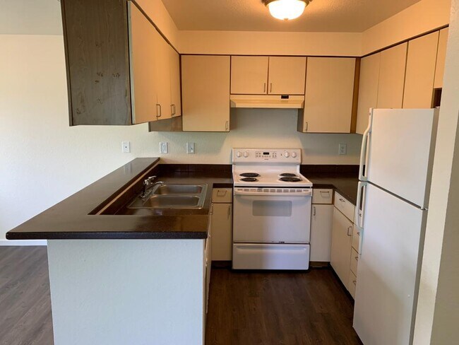 Building Photo - Pinehurst West - 2 bedrooms