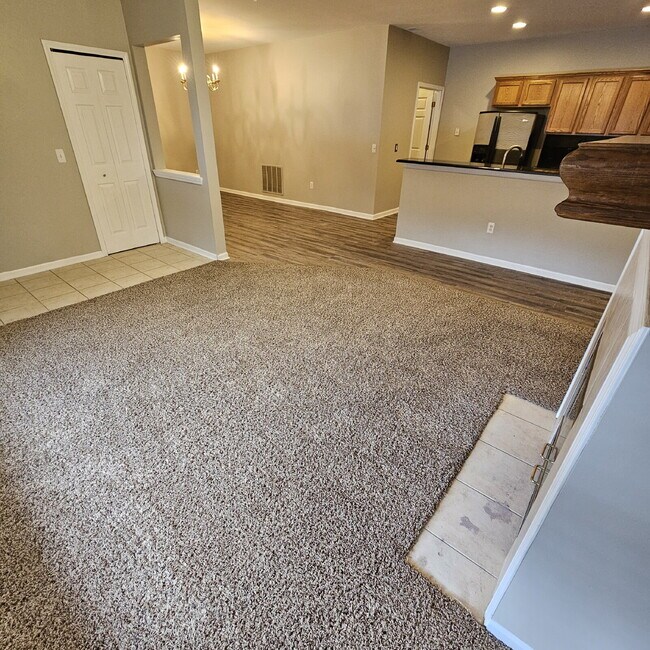 Building Photo - Spacious 2-Bedroom Townhouse with 2 Full Baths, Fireplace & Garage