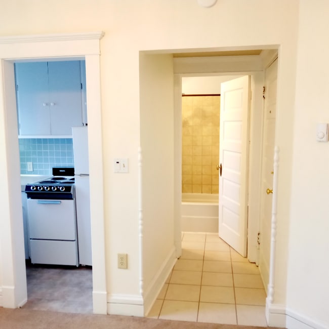 Building Photo - W. W 9th Ave