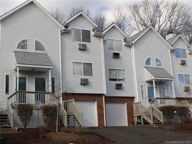 Building Photo - 925 Oronoke Rd