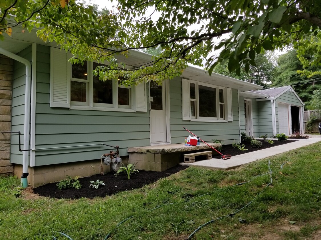 Foto principal - ***AVAILABLE April 2025*** 3 BED W 2 CAR G...