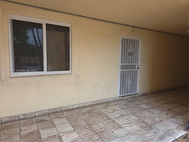 Foto del edificio - 8990 SW 24th St