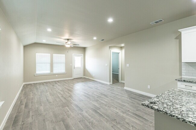 Building Photo - "Charming 3-Bed, 2-Bath in South Lubbock!"