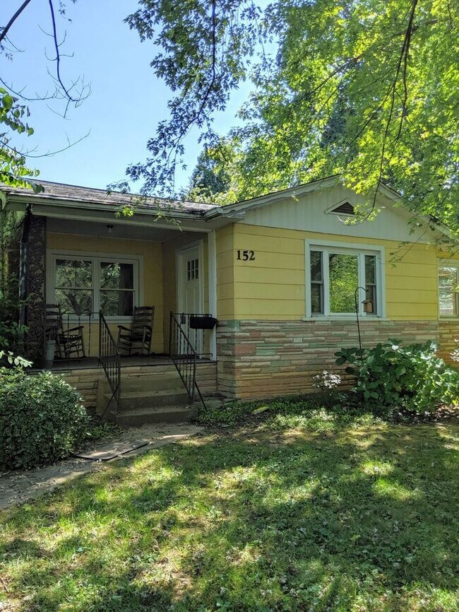 Building Photo - Asheville Cottage! Excellent Location