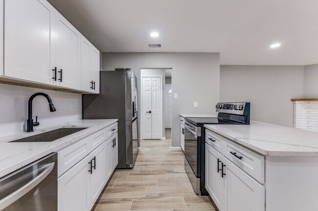 Building Photo - 5710 Ridgecove Dr
