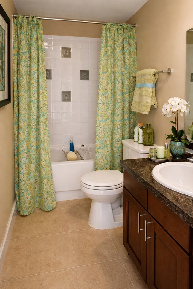 Building Photo - Charming 2-Bed, 1.5-Bath Corner Condo with River Views in the Heart of Redmond