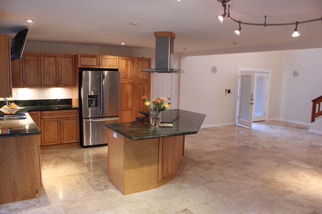 Foto del edificio - Part of a 2-unit CPR. 4 bedroom 3.5 bath with attached garage. Approx 1961 sf