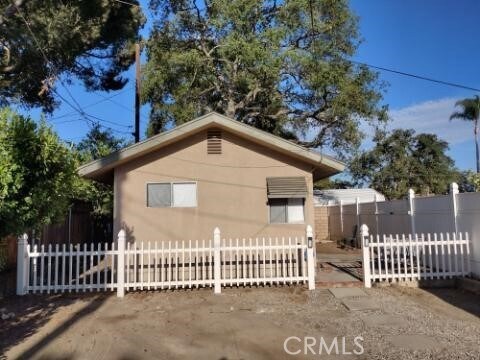 Foto del edificio - 947 E Cypress Ave