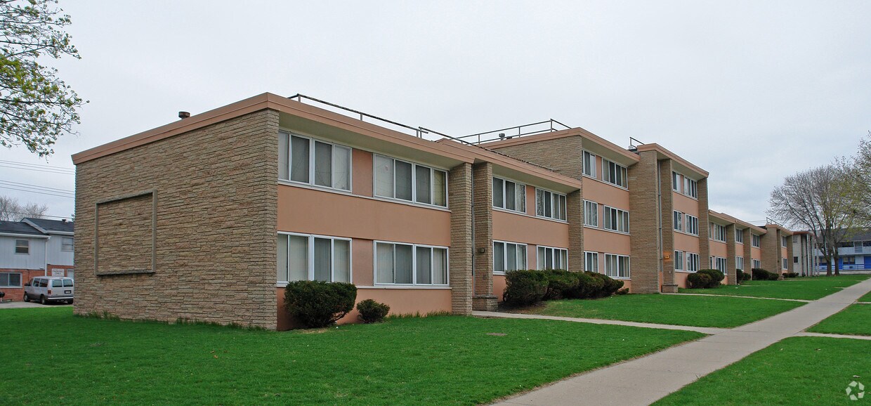 Foto principal - 6701-6710 W Keefe Ave