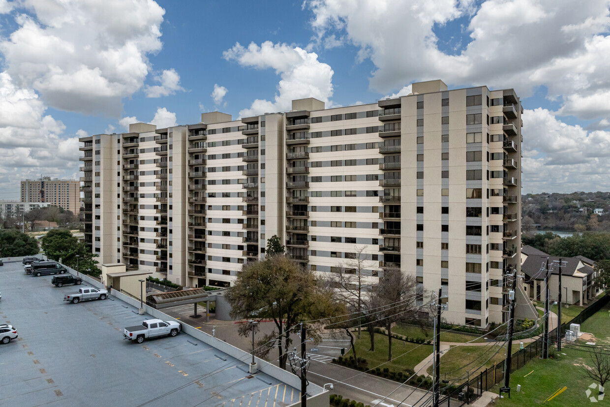 Primary Photo - Towers Of Town Lake