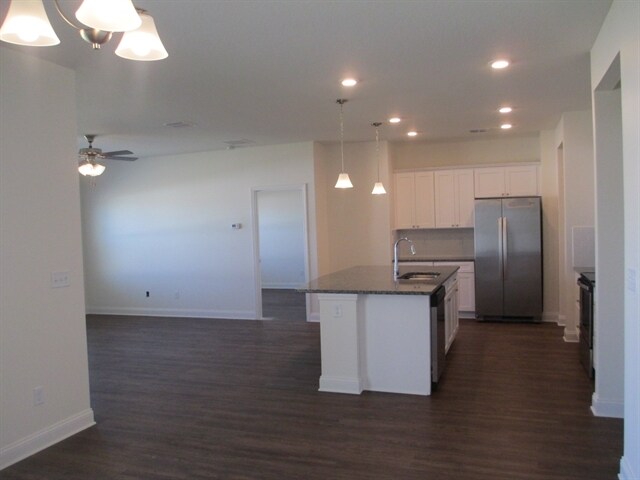 Building Photo - 870 Sunny Stroll Dr