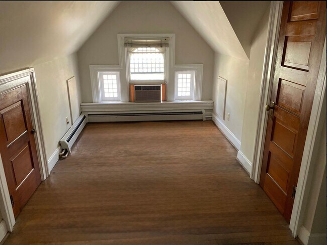 Foto del edificio - THREE 2 BEDROOM APARTMENTS IN THIS BUILDIN...