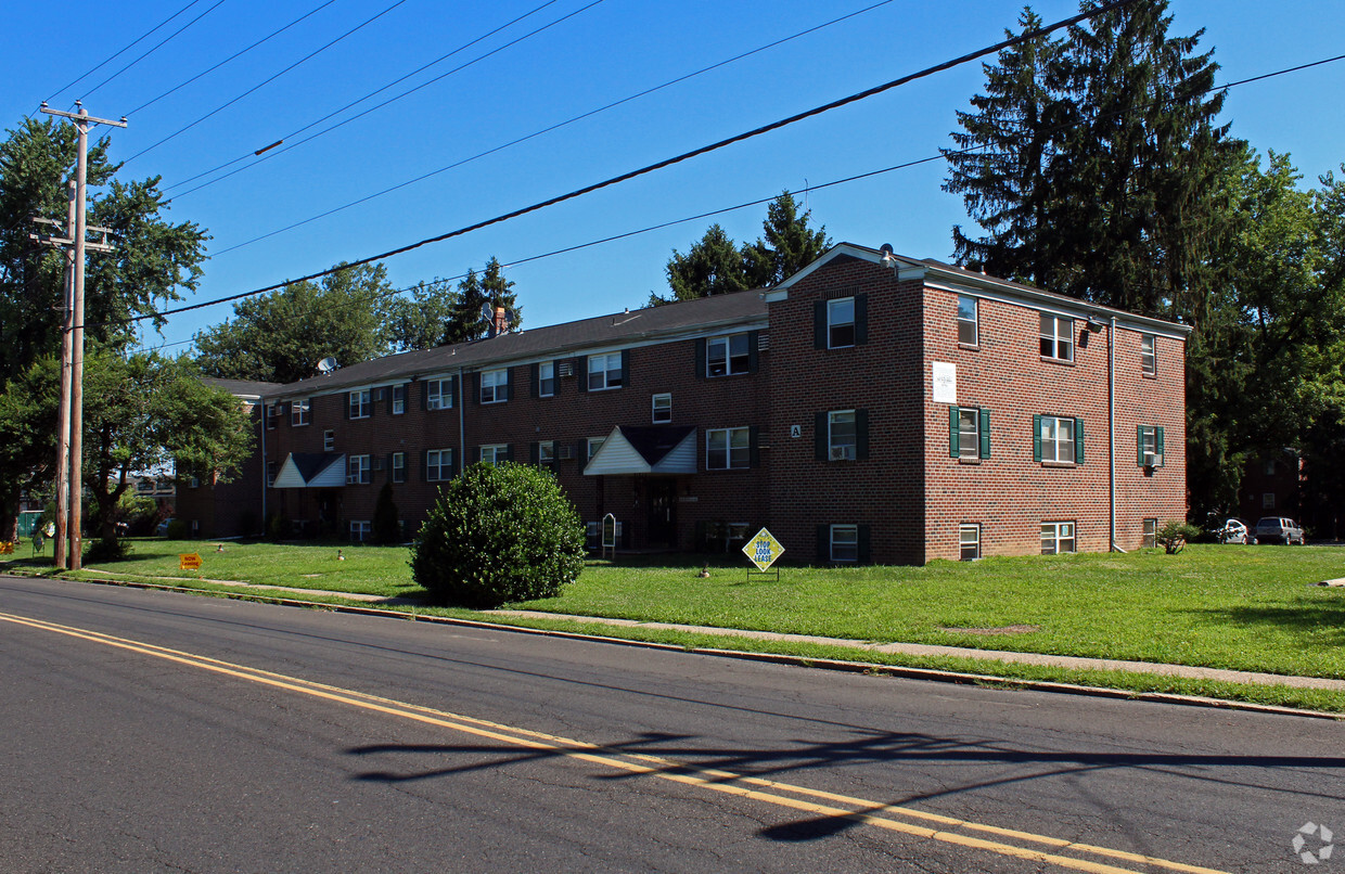 Primary Photo - Royal Park Apartments