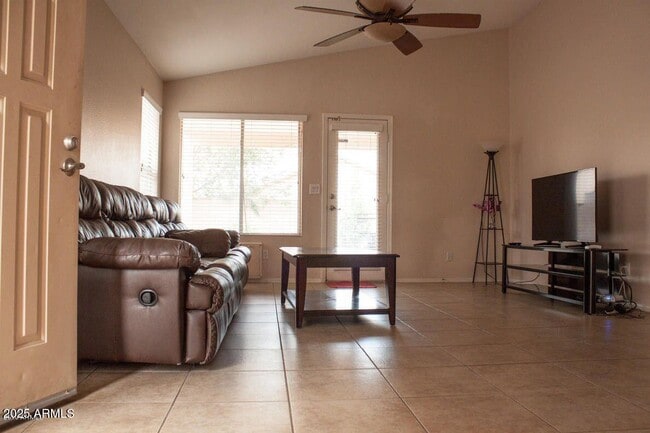 Building Photo - 1091 W Kingbird Dr