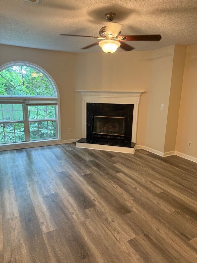 Building Photo - Immaculate 2 BR condo convenient to loop and I-40