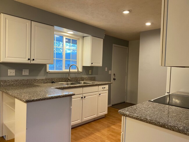 Building Photo - 4 bedroom, 3 bath home on large lot w/ RV ...