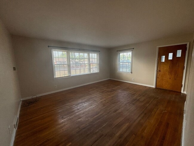 Building Photo - 2 BEDROOM | 1 BATH | WEST