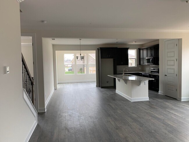 Foto del edificio - 4 Bed, 3 Bath Home w/ 2 Car Garage and Com...