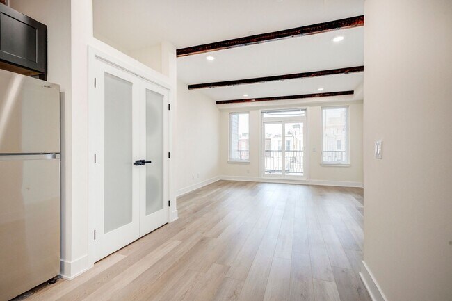 Foto del edificio - 2337 N COLLEGE AVE - 4 UNIT HOUSE