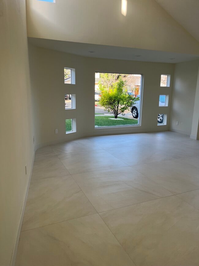 Building Photo - 454 S Clark Dr