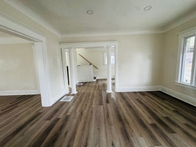 Building Photo - Charming 4-Bedroom Property in Prime Location