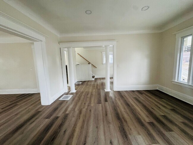 Foto del edificio - Charming 4-Bedroom Property in Prime Location