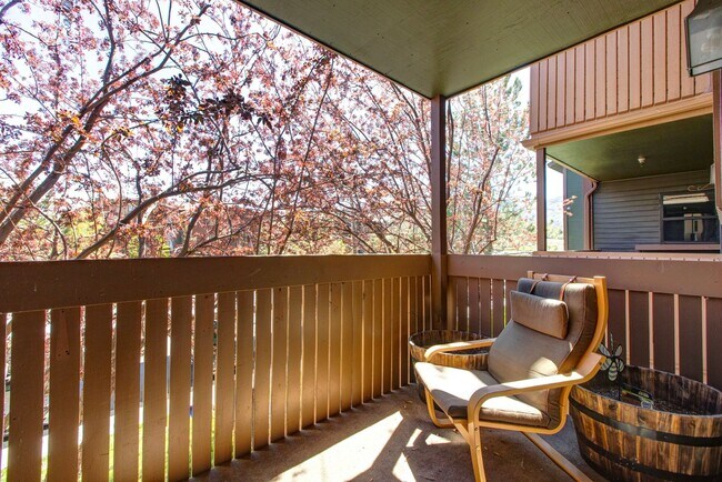 Foto del edificio - Convenient Location with Fireplace, Hot Tub and Pool and Clubhouse Studio / 1 Bathroom | FURNISHE...