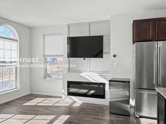 Building Photo - 4 Bed/3.5 Bath Townhome with Garage / Pet-Friendly / Vouchers Accepted / Available Now!