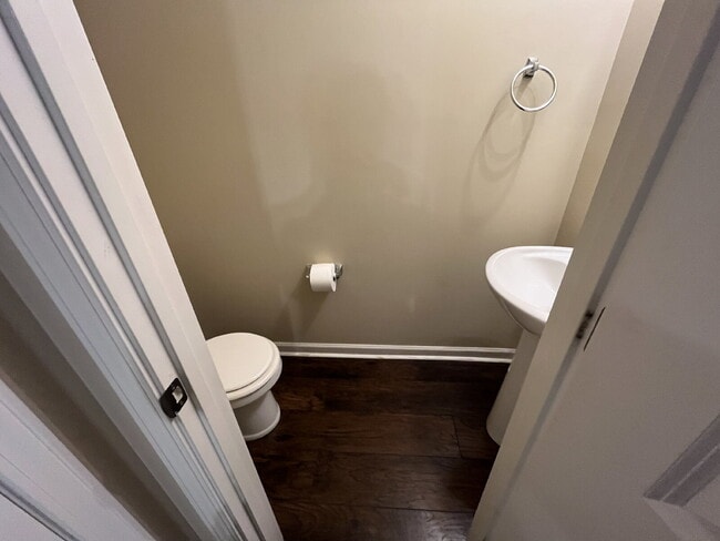 Building Photo - "Charming 2-Bedroom Townhouse Retreat with 2.5 Baths in Kernersville!"