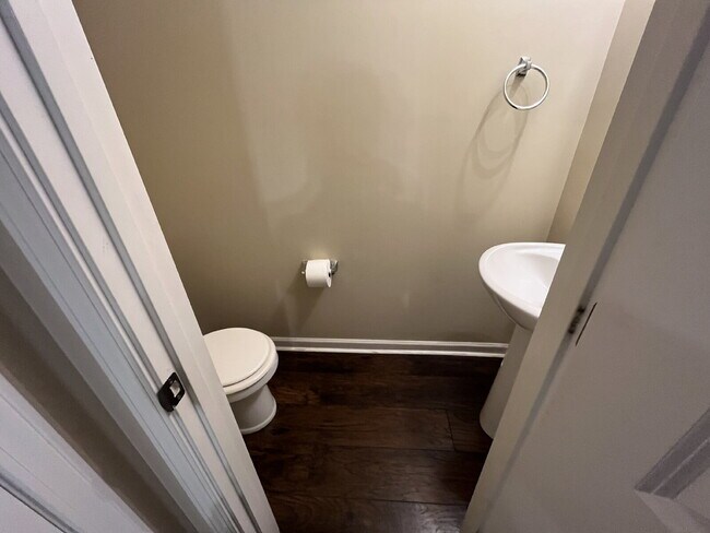 Foto del edificio - "Charming 2-Bedroom Townhouse Retreat with 2.5 Baths in Kernersville!"