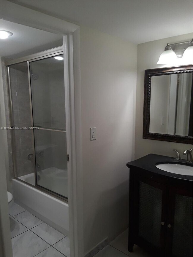 Building Photo - 3101 N Country Club Dr