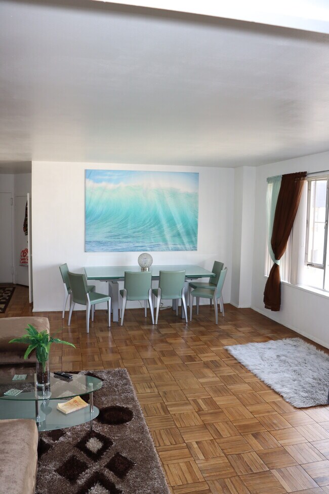 Dining Area - 431 S Burnside Ave