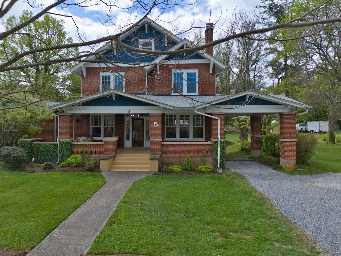 Primary Photo - Spacious Living in a Prime Christiansburg ...