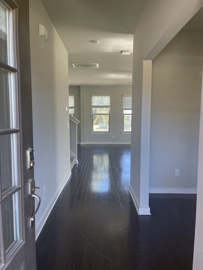 Building Photo - 3037 Commonwealth Dr