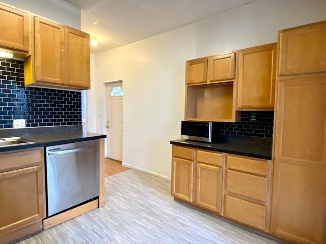 Building Photo - 2422 N Clybourn Ave