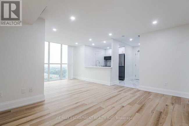 Building Photo - 285 Enfield Pl