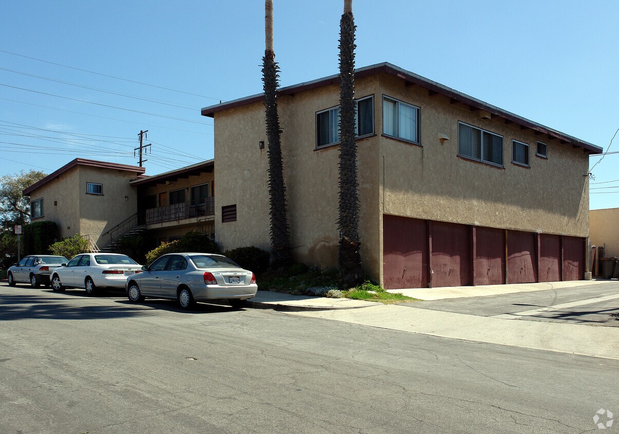 Building Photo - 900 E Imperial Ave