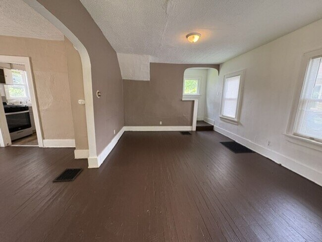 Foto del edificio - Updated 2-Bedroom Akron Home with Large Detached Garage
