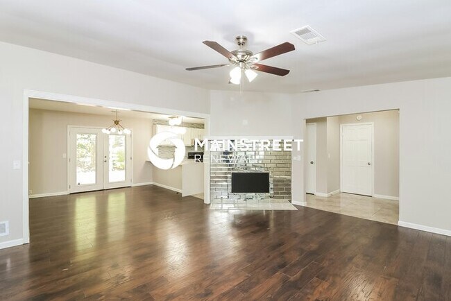 Foto del edificio - 3 Bedroom Pet-Friendly Home in Marietta, GA with Main Street Renewal