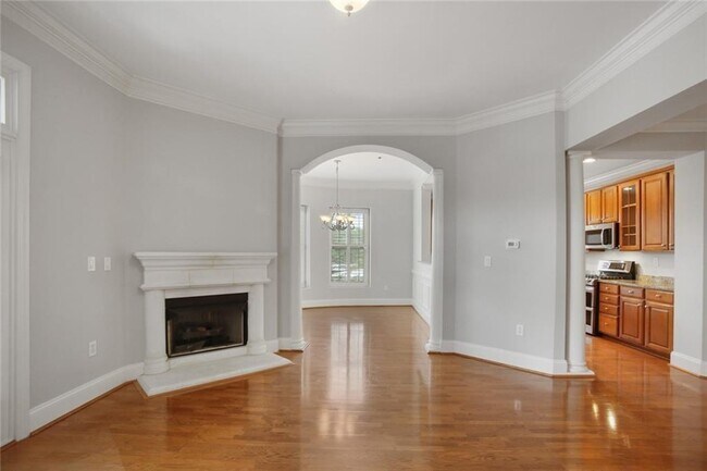 Building Photo - 560 Dutch Valley Rd NE