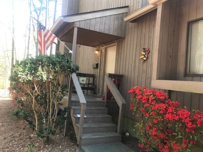 Building Photo - Townhome