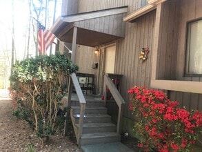 Building Photo - 68 Fernwood Ln